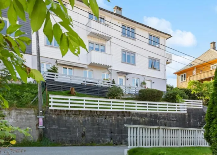 Bright With Mountain Views * برغن